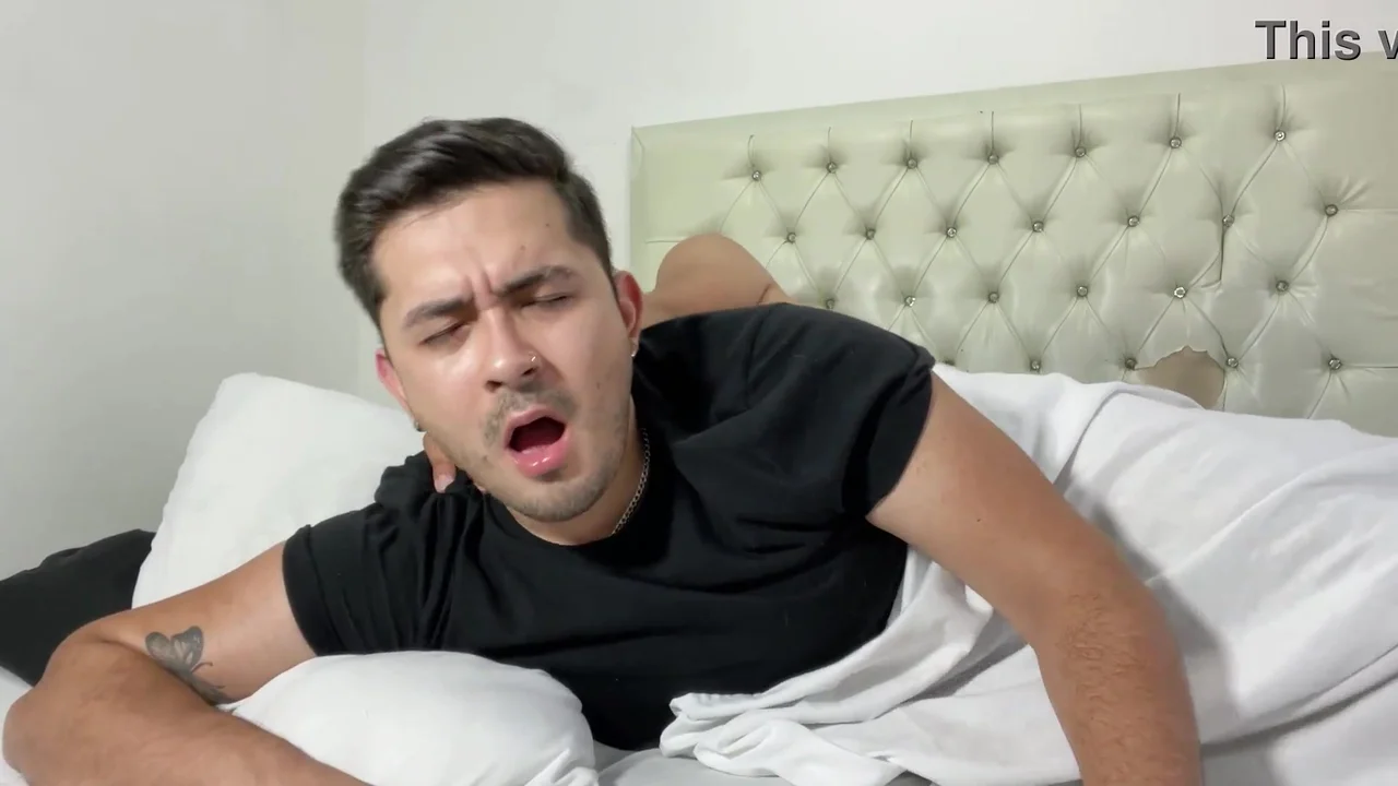 Mi padrastro me confunde cuando duermo y me come el culo muy fuerte y a pelo, llenándolo de un montón de creampie.